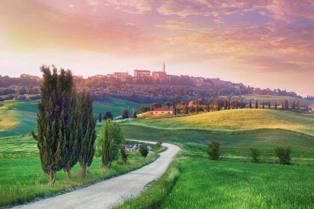 paysage en toscane avec la petite ville de pienza en arrière-plan - pienza tuscany italy landscape photos et images de collection