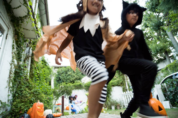 los dos niños correr y saltan. - costume halloween lion baby fotografías e imágenes de stock