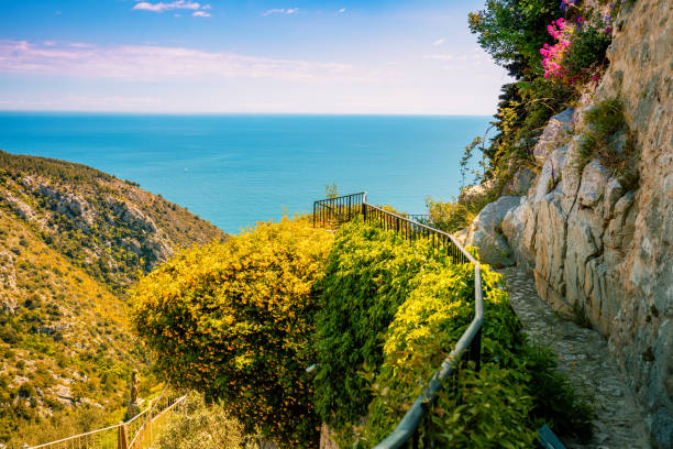 nietzsche wanderweg, eze village, frankreich. - friedrich nietzsche stock-fotos und bilder