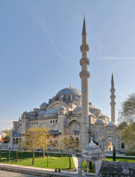 tir de jour extérieur de la mosquée de suleymaniye, une mosquée impériale ottomane, située sur la troisième colline d’istanbul, turquie - istanbul surrounding wall suleymanie mosque turkey photos et images de collection
