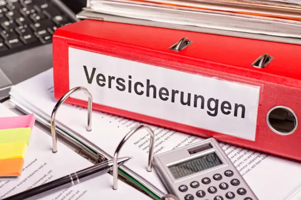 Red file folder with the inscription Versicherungen.