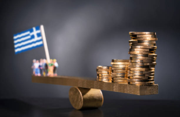 деньги для греции - global financial crisis фотографии стоковые фото и изображения