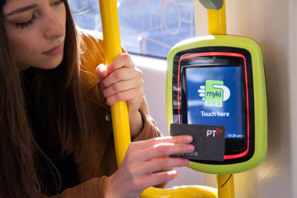 トラムの彼女の myki カードの使用 - transportation public transportation melbourne victoria state ストックフォトと画像