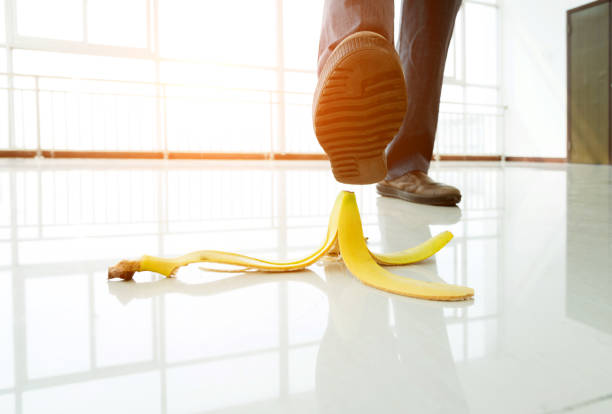 uomo d'affari che calpesta la pelle di banana - slapstick foto e immagini stock