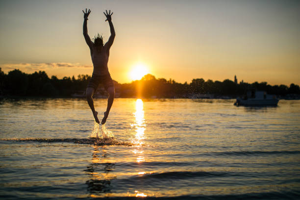 istock Hip hip dancer is performing in the river 841829824