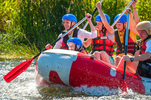 rafting es un deporte extremo y la recreación. - sports team sport rowing teamwork rafting fotografías e imágenes de stock