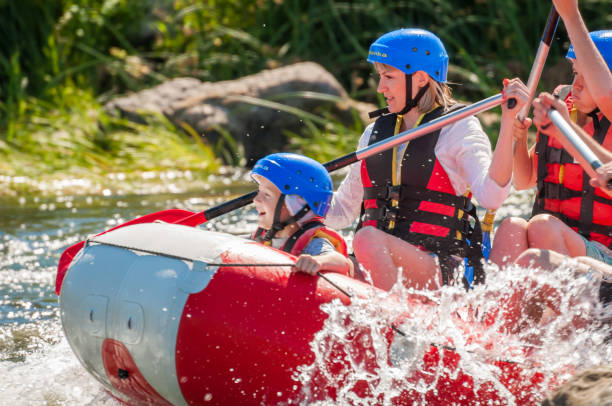 il rafting è uno sport estremo e una ricreazione. - extreme sports rafting team sport white water rafting foto e immagini stock