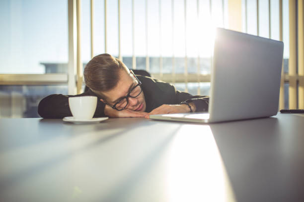 fatigué de jeune homme d'affaires dans le bureau - manager anger table furious photos et images de collection