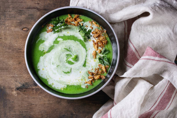 вегетарианский суп из брокколи - soup snack spiral cream стоковые фото и изображения