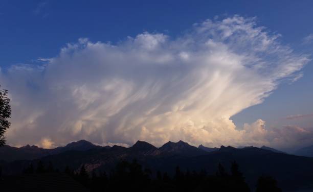 dramática y extrema mammatus nubes de tormenta sobre el macizo de la jungfrau en bernese oberland, suiza - silberhorn fotografías e imágenes de stock