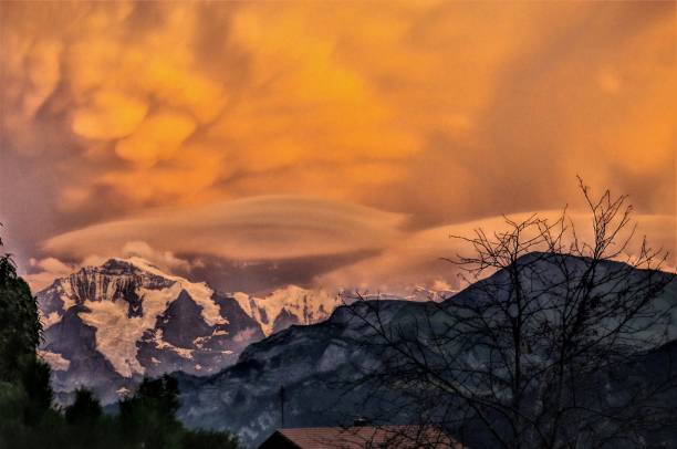 dramática y extrema mammatus nubes de tormenta sobre el macizo de la jungfrau en bernese oberland, suiza - silberhorn fotografías e imágenes de stock