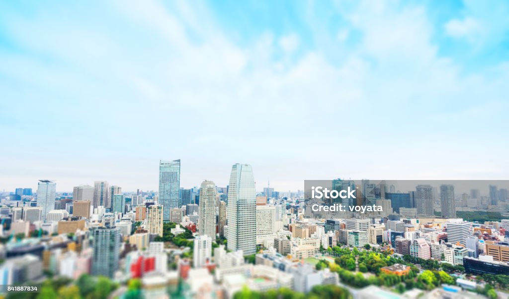 ville skyline aerial vue de tokyo tower sous dramatique ensoleillé et matin bleu ciel nuageux à Tokyo, au Japon. Effet Tilt-shift miniature - Photo de Ville - Milieu urbain libre de droits