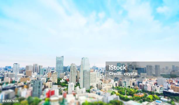 Photo libre de droit de Ville Skyline Aerial Vue De Tokyo Tower Sous Dramatique Ensoleillé Et Matin Bleu Ciel Nuageux À Tokyo Au Japon Effet Tiltshift Miniature banque d'images et plus d'images libres de droit de Ville - Milieu urbain