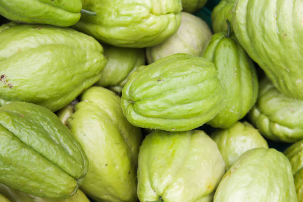 chayote grüne früchte, nahaufnahme foto - healthy eating macro vegetable farm stock-fotos und bilder