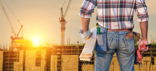 trabajador de la construcción. manitas de constructor con taladro y tablón de madera. - tool belt belt work tool pliers fotografías e imágenes de stock