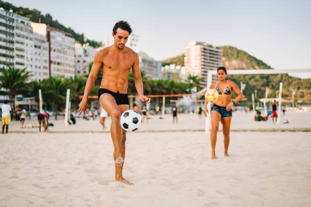 mężczyzna kobieta odbijająca piłkę nożną na plaży, rio de janeiro, brazylia - brazil beach copacabana beach recreational pursuit zdjęcia i obrazy z banku zdjęć