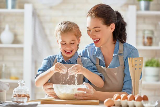 glückliche familie in der küche. - baking lifestyles beautiful cookie stock-fotos und bilder