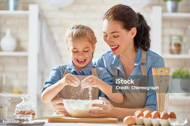 Foto de Família Feliz Na Cozinha e mais fotos de stock de Mãe - Mãe, Filha, Cozinhar