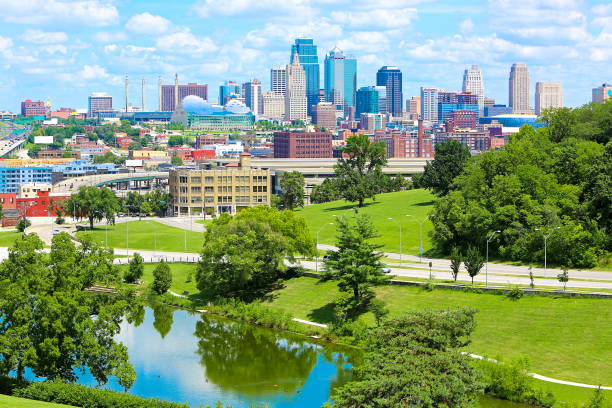 skyline del lago missouri di kansas city - centro di arti sceniche foto e immagini stock