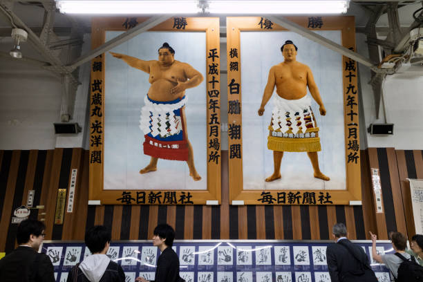 sumô famosos lutadores handprints na estação ferroviária de sumida - sumo - fotografias e filmes do acervo