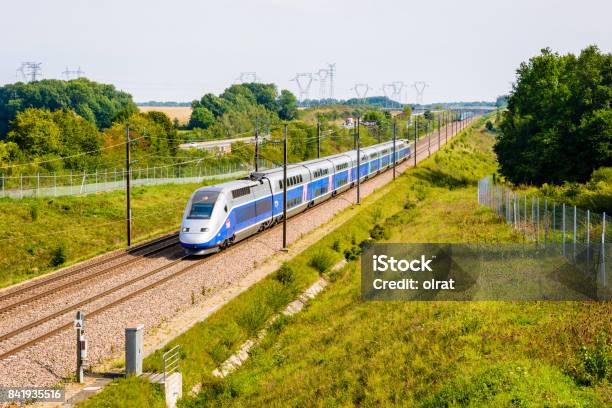 Una Alta Velocidad Tgv Duplex De Dos Pisos Francés De Tren Del Norte Conduce A París En La Línea De Alta Velocidad Lyonparís Foto de stock y más banco de imágenes de Tren