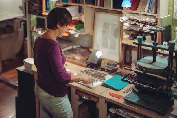 ritratto di un bookbinder - independence business women manual worker foto e immagini stock