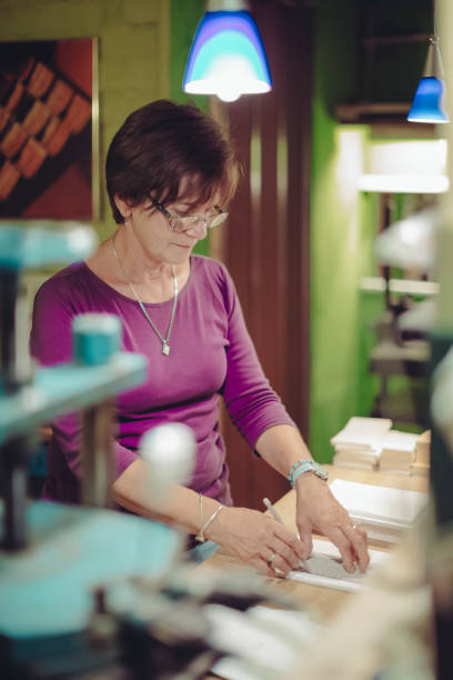 ritratto di un bookbinder - independence business women manual worker foto e immagini stock