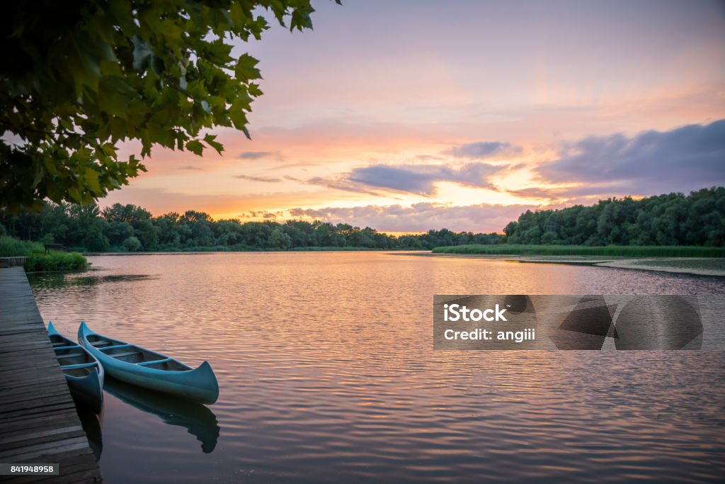 Petite station d'accueil pour iPod et des bateaux sur le lac - Photo de Lac libre de droits