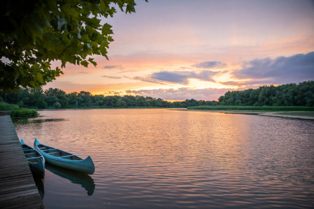 малый док и лодка на озере - lake стоковые фото и изображения