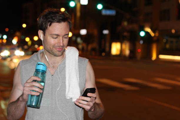 istock Sporty man using his smart phone 841954908