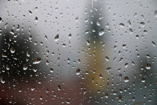 капли дождя на оконном стекле, дождливый день - cold rain parasol gray стоковые фото и изображения