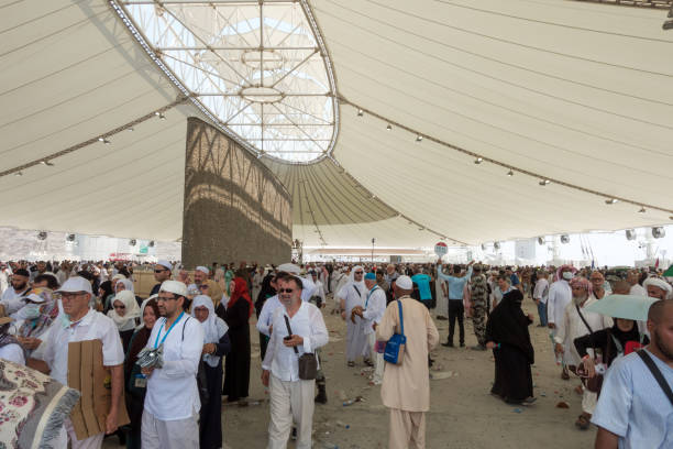 stoning the devil in jamarat during hajj - throwing people stone tossing imagens e fotografias de stock