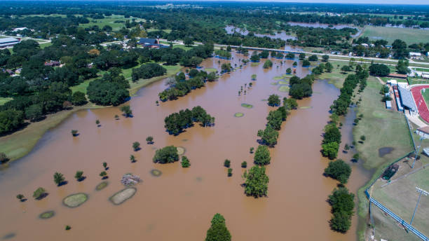 vue aérienne au-dessus de crue des eaux ouragan harvey destruction sentier traversant la petite ville de columbus, texas - harvey photos et images de collection