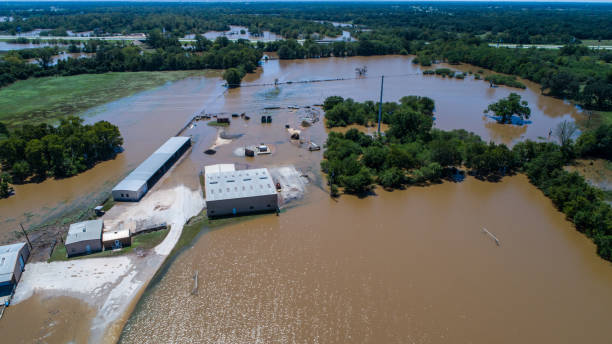 chemin des inondations lorsque les eaux montent jusqu'à des bâtiments dans la petite ville de columbus, texas, usa - harvey photos et images de collection