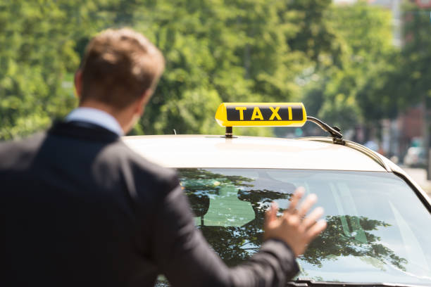 businessman calling taxi - chamada de fotografia imagens e fotografias de stock