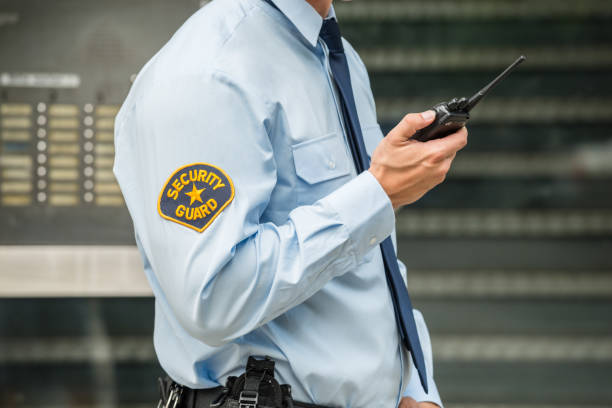 guarda de segurança usando walkie-talkie - talkie - fotografias e filmes do acervo