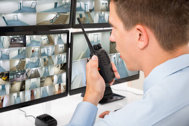 guardia de seguridad hombre hablando por el walkie-talkie - security camera security system surveillance security fotografías e imágenes de stock