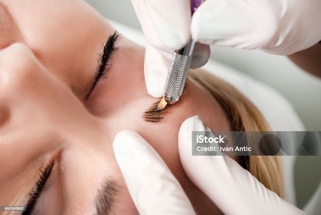 Maquillaje Permanente Técnicas Japonesas De Dibujo Las Cejas Cierre Para Arriba Enfoque Selectivo Foto de stock y más banco de imágenes de Ceja - iStock Maquillaje Permanente Técnicas Japonesas De Dibujo Las Cejas Cierre Para Arriba Enfoque Selectivo Foto de stock y más banco de imágenes de Ceja - iStock