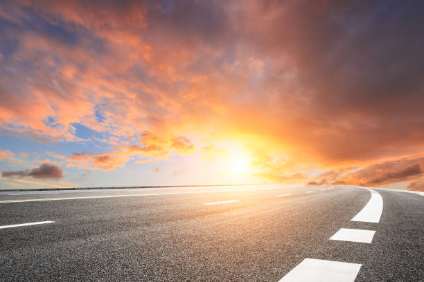 strada asfaltata e bellissimo paesaggio del cielo al tramonto - asphalt beauty in nature nature scenics foto e immagini stock