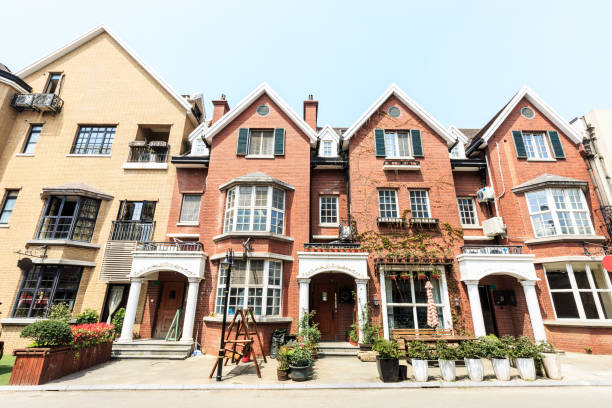 edificio de apartamentos de estilo británico en la ciudad de thames shanghai - pueblo chino fotografías e imágenes de stock