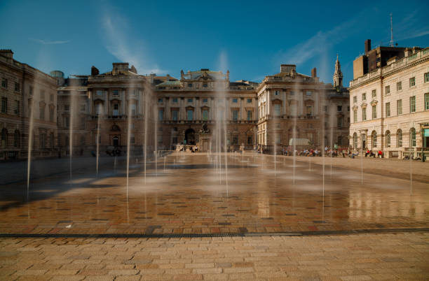 langzeitbelichtung der brunnen spritzt wasser in somerset house, london uk - somerset house london england fountain water stock-fotos und bilder