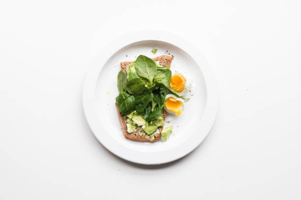 smashed avocado on toast from above - simple food imagens e fotografias de stock