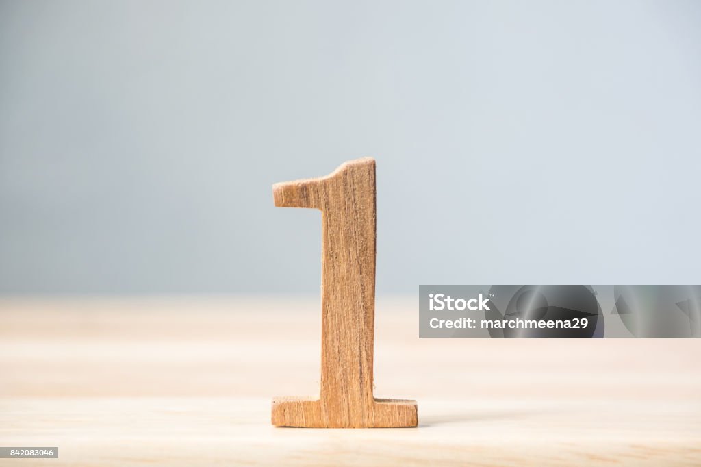 Material de madera número uno en la tabla, éxito de concepto ganador superior - Foto de stock de Número libre de derechos