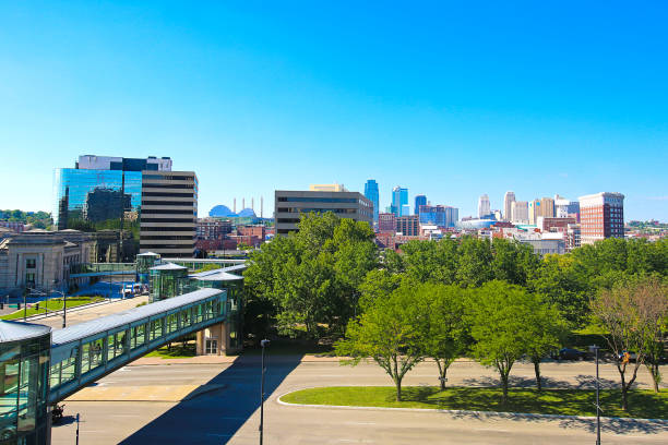 istock Kansas City Missouri Skyline Walkway 842111016