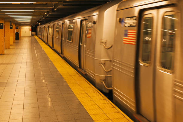 métro de new york - subway station new york state new york city fluorescent light photos et images de collection