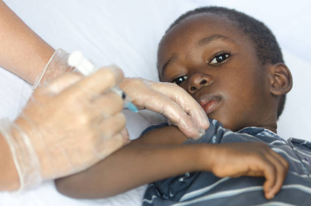 triest afrikaanse jongen is bezorgd over het krijgen van een injectie voor zijn gezondheid als een vaccinatie - afrika afrika stockfoto's en -beelden