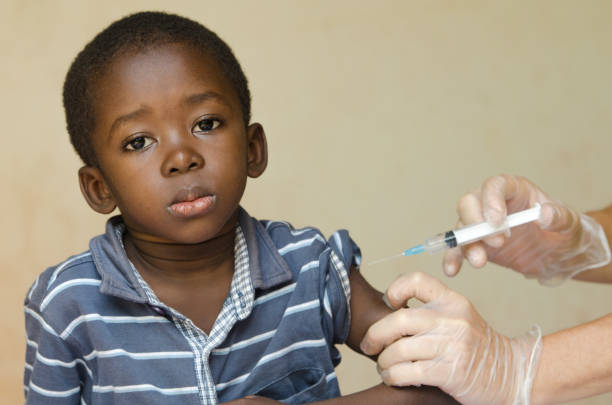 vacinação da pólio para crianças africanas de voluntários brancos na áfrica - vacina da poliomielite - fotografias e filmes do acervo