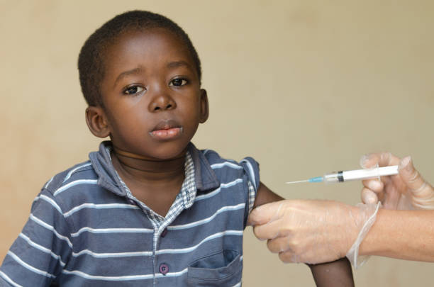 witte arts geven zwarte afrikaanse jongen een naald injectie als een vaccinatie - afrika afrika stockfoto's en -beelden