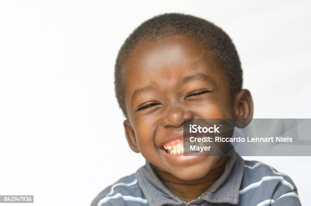 Impresionante Enorme Sonrisa En El Niño De Niño De Origen Étnico Africano Negro Negra Aislado En Retrato En Blanco Foto de stock y más banco de imágenes de Niño
