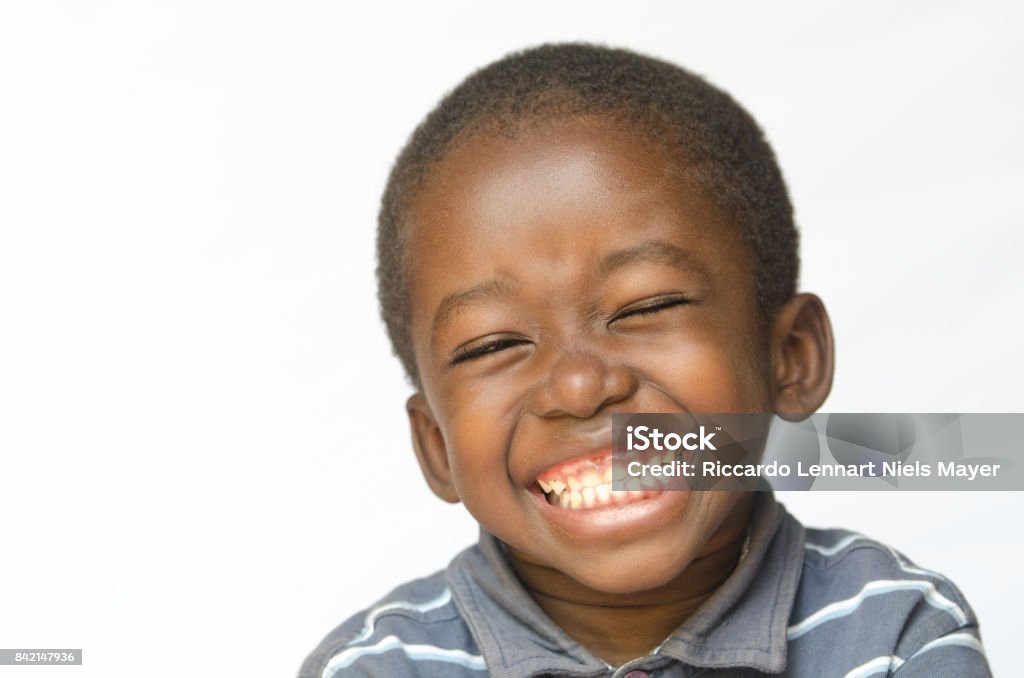 Incrível sorriso enorme no menino de etnia africana preto preto isolado no retrato branco - Foto de stock de Criança royalty-free